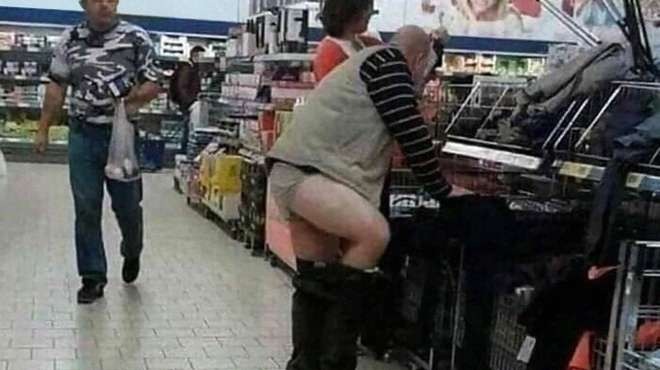 Така се прави: Мъжага лъсна по долни гащи в магазина, за да пробва нов панталон