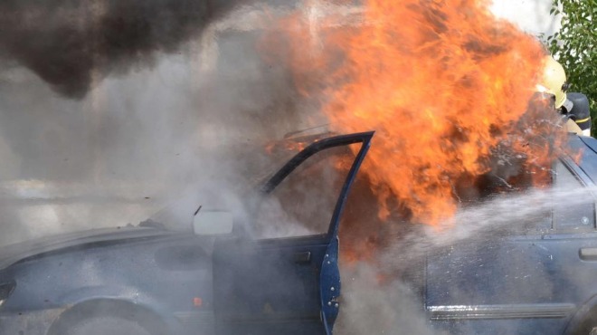 Кола с газова уредба се запали в мол в София