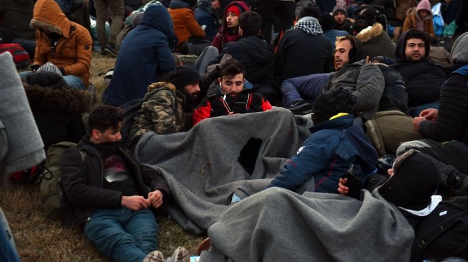 Гърция спря близо 10 000 мигранти на границата с Турция
