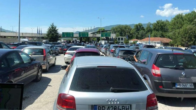 Километрични задръствания на границата с Гърция (ВИДЕО И СНИМКА)