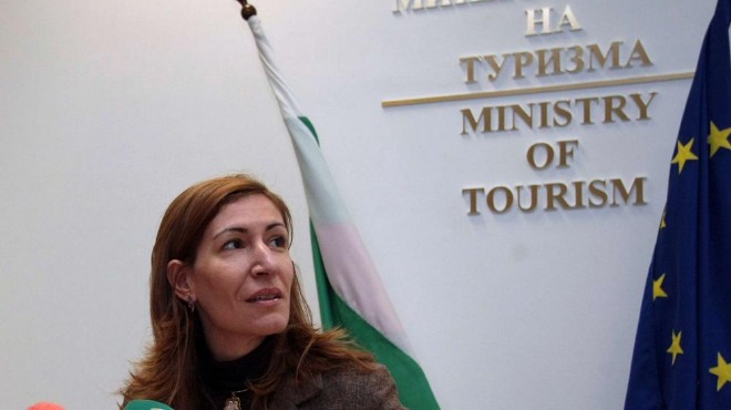Ангелкова поиска оставката на шефа на хотелиерската асоциация заради инцидента с шведския турист